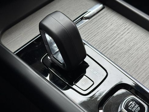 Certified 2025 Volvo XC60 B5 Plus AWD/4WD image 21