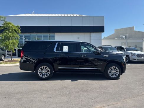 Used 2025 GMC Yukon XL Denali AWD/4WD image 8