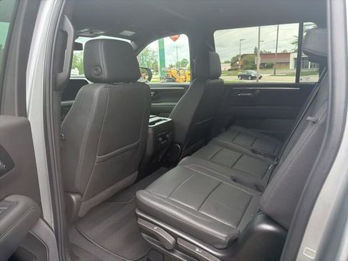 Used 2025 Chevrolet Suburban Z71 AWD/4WD image 3