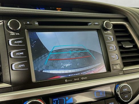 Used 2017 Toyota Highlander XLE image 17
