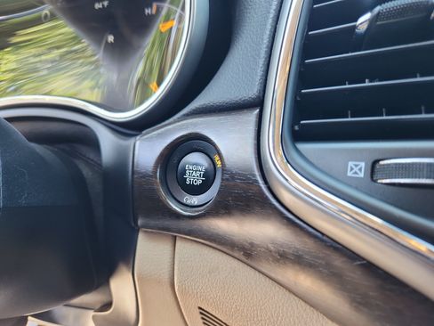 Used 2018 Jeep Grand Cherokee Laredo AWD/4WD image 30