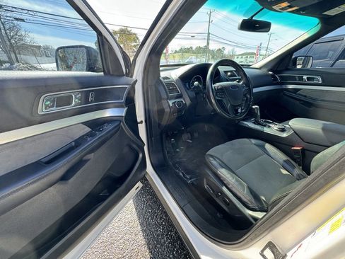 Used 2017 Ford Explorer XLT w/ Equipment Group 202A image 15