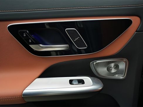 Used 2023 Mercedes-Benz GLC 300 4MATIC w/ Exclusive Trim Package image 29