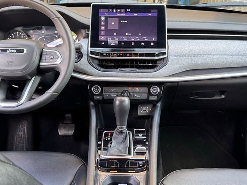 Used 2024 Jeep Compass Latitude image 3