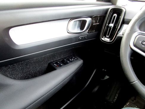 Used 2020 Volvo XC40 T5 Momentum w/ Protection Package Premier image 27