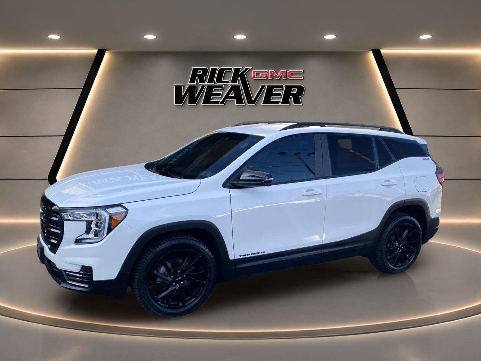 Used 2024 GMC Terrain SLE w/ Driver Convenience Package AWD/4WD image 2