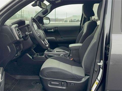 Certified 2022 Toyota Tacoma TRD Off-Road image 15