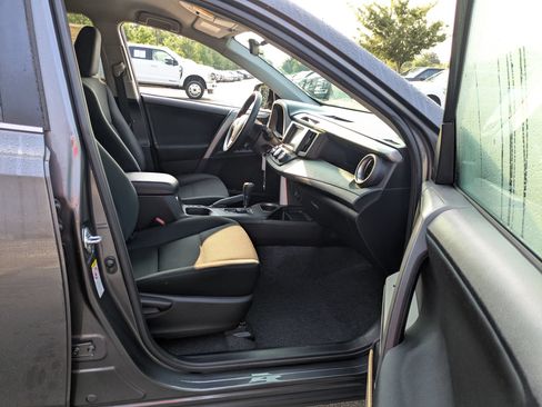 Used 2017 Toyota RAV4 LE FWD image 36