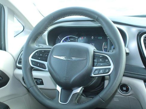 Used 2022 Chrysler Pacifica Touring-L image 14