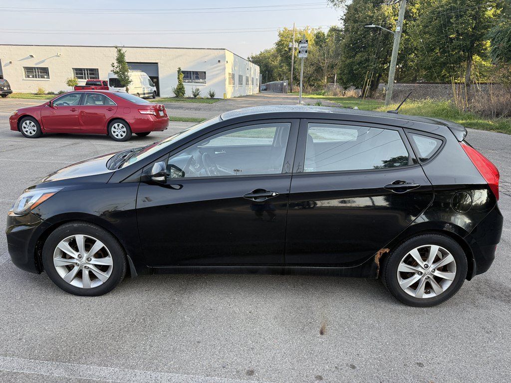 Used 2013 Hyundai Accent SE FWD image 3