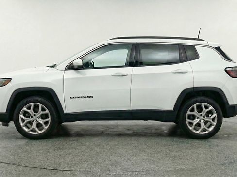Used 2025 Jeep Compass Latitude AWD/4WD image 5