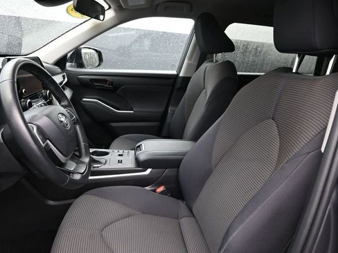 Used 2023 Toyota Highlander LE FWD image 10