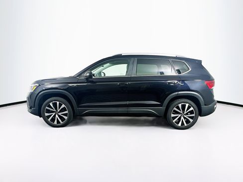 Used 2023 Volkswagen Taos SE w/ Panoramic Sunroof Package FWD image 4