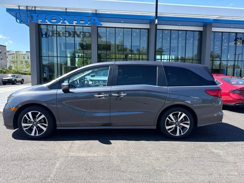 Used 2022 Honda Odyssey Touring image 3