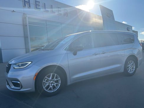 Used 2024 Chrysler Pacifica Touring-L image 3
