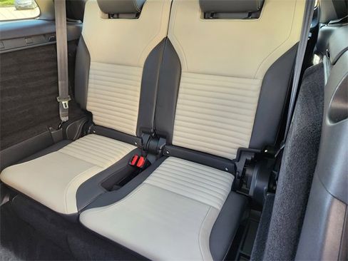 Used 2024 Land Rover Discovery Dynamic SE image 29