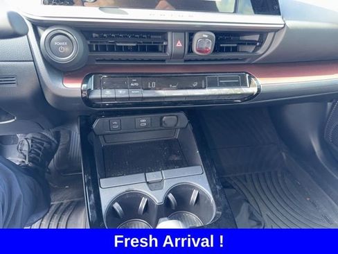 Used 2025 Toyota Prius Plug-In Hybrid image 6