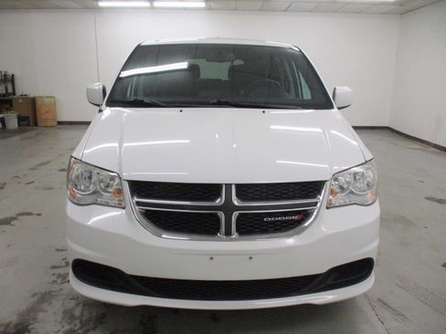 Used 2016 Dodge Grand Caravan SE image 2