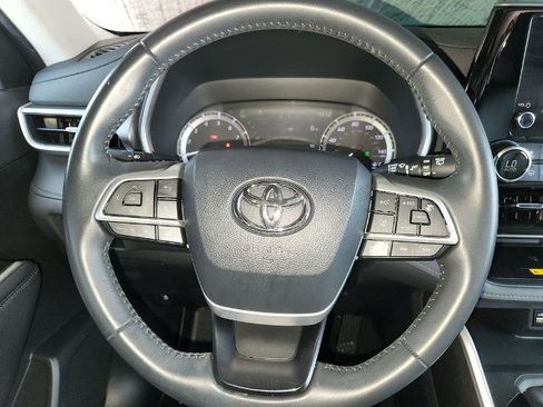 Used 2024 Toyota Highlander XLE FWD image 24