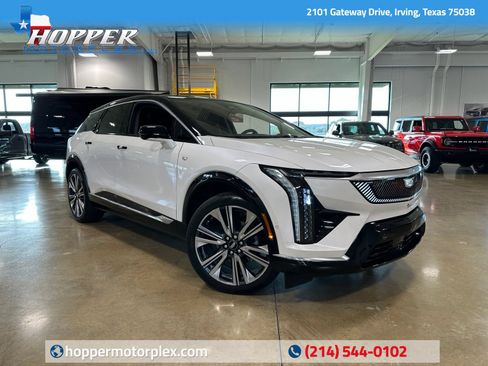 Used 2025 Cadillac Optiq Luxury 2 w/ LPO, Floor Liner Package AWD/4WD image 1