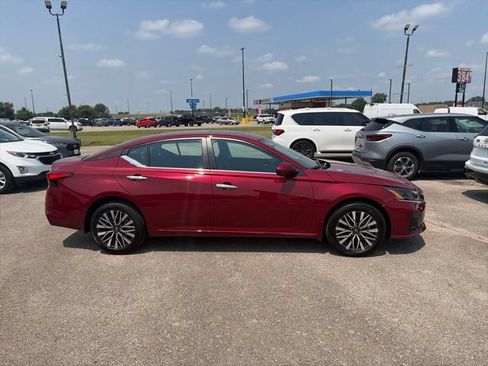 Used 2025 Nissan Altima 2.5 SV w/ SV Premium Package AWD/4WD image 7
