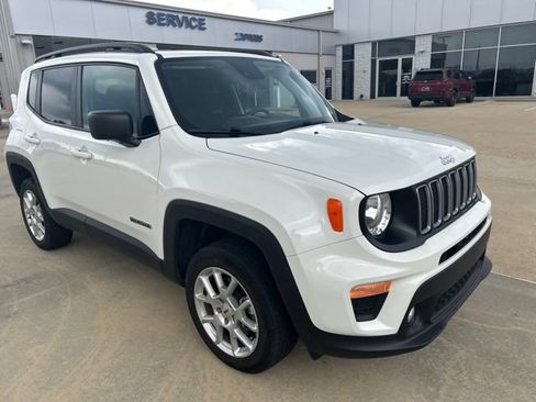 Used 2023 Jeep Renegade Latitude w/ Sun & Fun Group AWD/4WD image 2