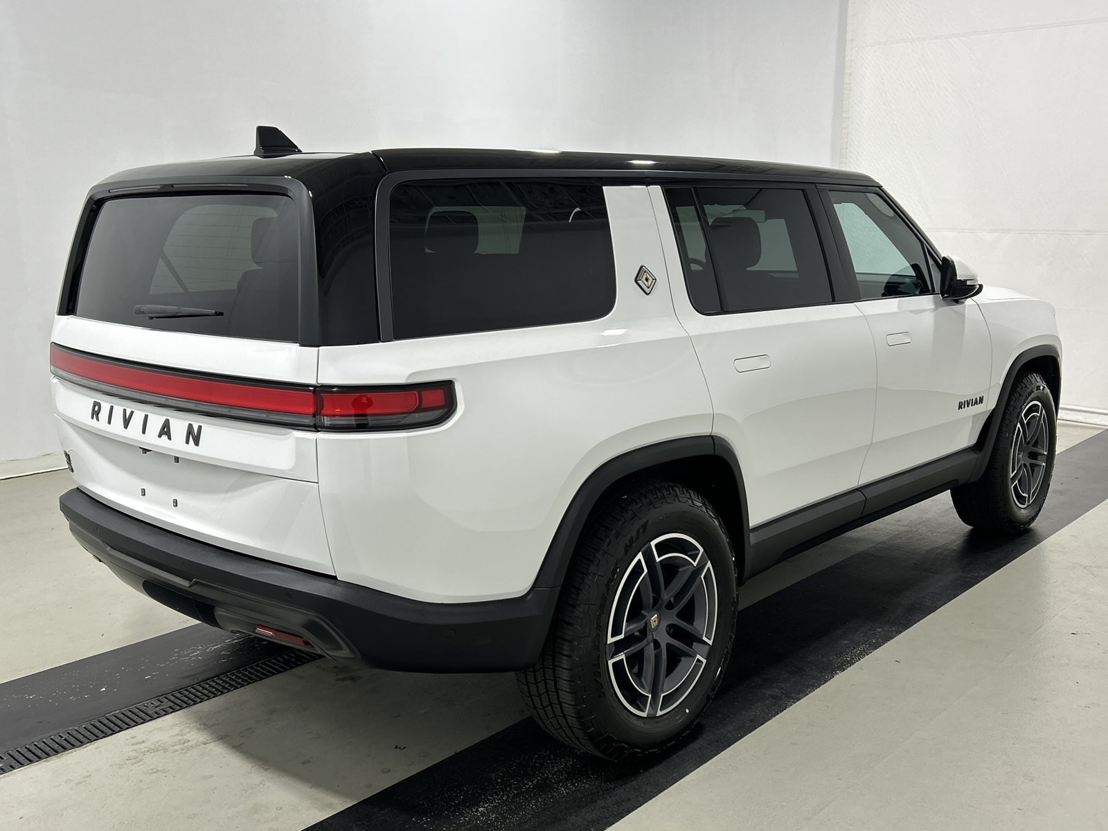 Used 2025 Rivian R1S Adventure Dual AWD/4WD image 5
