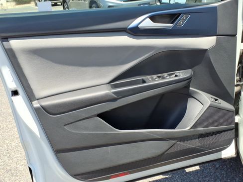 Certified 2023 Volkswagen Taos SE FWD image 17