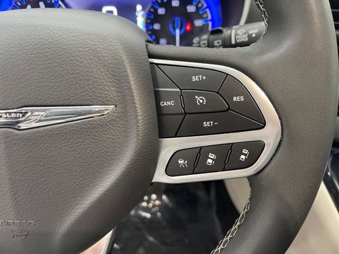 Used 2023 Chrysler Pacifica Touring-L image 28
