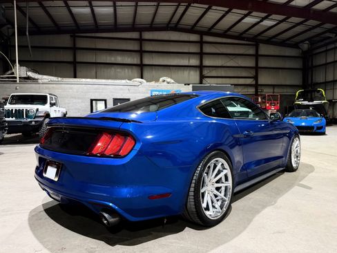 Used 2017 Ford Mustang GT w/ Black Accent Package RWD image 5