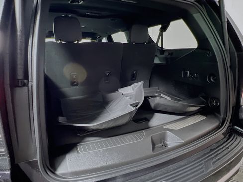 Used 2025 Chevrolet Suburban High Country image 34