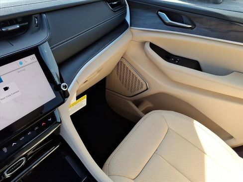 New 2026 Jeep Grand Cherokee Limited w/ Luxury Tech Group II image 17