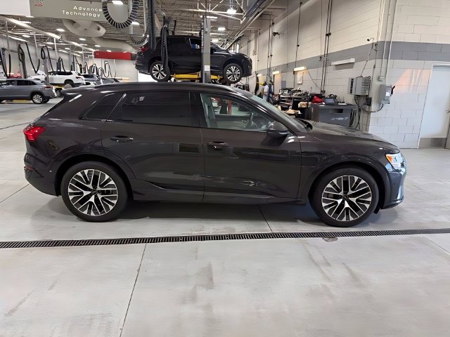 Used 2024 Audi Q8 e-tron Prestige w/ Prestige Package AWD/4WD image 4