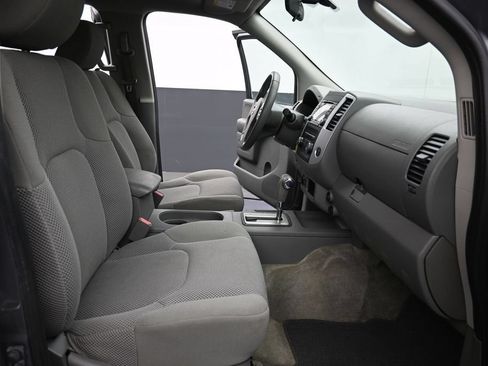 Used 2018 Nissan Frontier SV AWD/4WD image 2