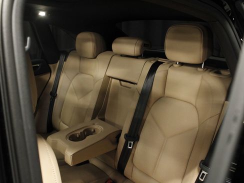 Certified 2025 Porsche Macan AWD/4WD image 40