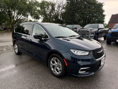 Used 2024 Chrysler Pacifica Limited FWD image 3