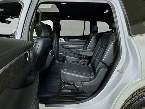 Used 2025 Buick Enclave Avenir image 24