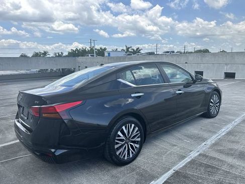 Used 2024 Nissan Altima 2.5 SV FWD image 12
