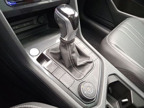 Used 2022 Volkswagen Tiguan SE w/ Panoramic Sunroof Package image 15