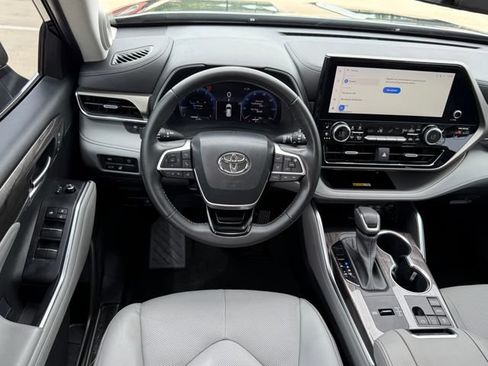Used 2023 Toyota Highlander Limited FWD image 22