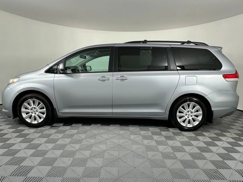 Used 2013 Toyota Sienna XLE w/ Premium Pkg AWD/4WD image 7