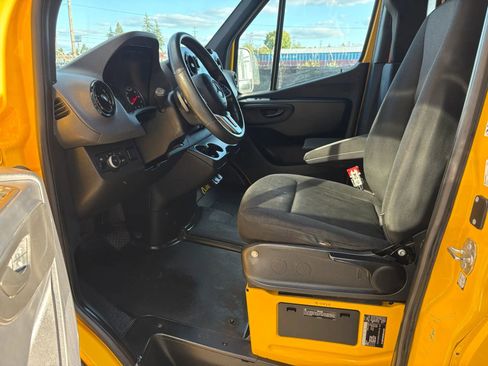 Used 2021 Mercedes-Benz Sprinter 2500 image 9