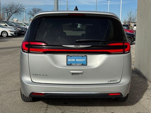 Used 2024 Chrysler Pacifica Touring-L image 28