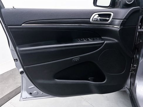 Used 2019 Jeep Grand Cherokee Limited w/ Luxury Group II image 19