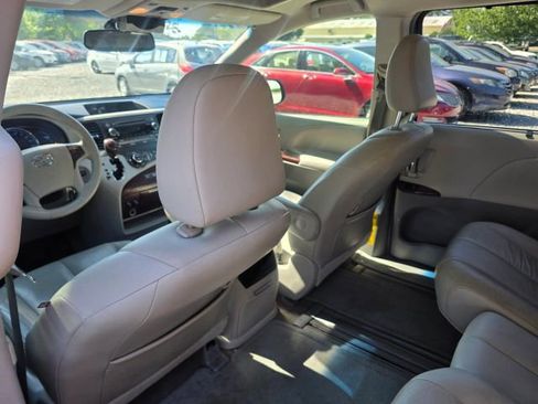 Used 2013 Toyota Sienna XLE FWD image 19