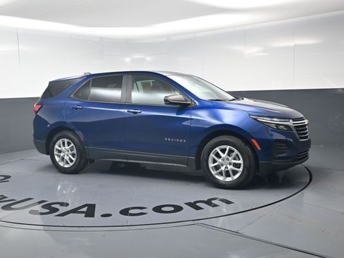 Used 2022 Chevrolet Equinox LS w/ LS Convenience Package image 2