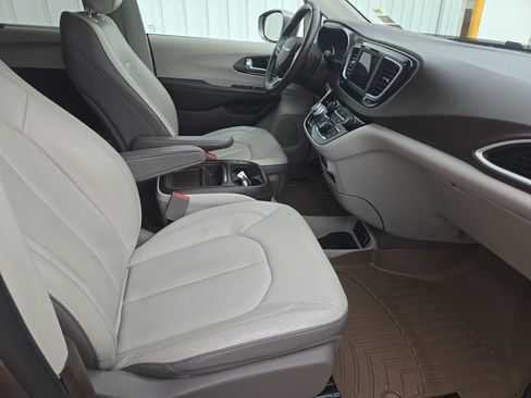 Used 2018 Chrysler Pacifica Touring-L FWD image 11