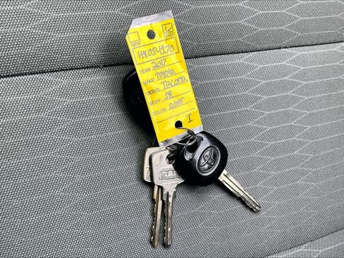 Used 2017 Toyota Tacoma SR AWD/4WD image 15