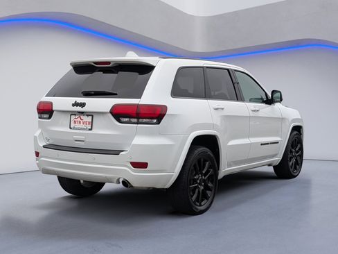 Certified 2022 Jeep Grand Cherokee Laredo X image 9