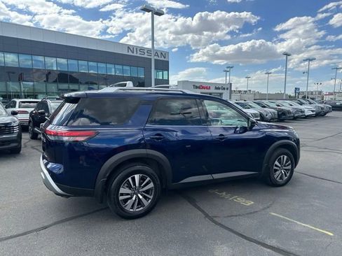 Used 2023 Nissan Pathfinder SL AWD/4WD image 12